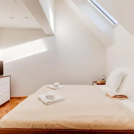 Chic & Bright Vinohrady Penthouse Appartement *